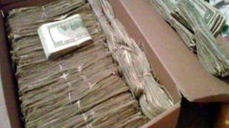 17/25 Aralık 2013’de ayakkabı kutularına istiflenen milyonları ‘’bizim değil, FETÖCÜ polisler koydu’’ diyerek reddettiğinizi ve sonrasında faiziyle geri aldığınızı unutmadık.