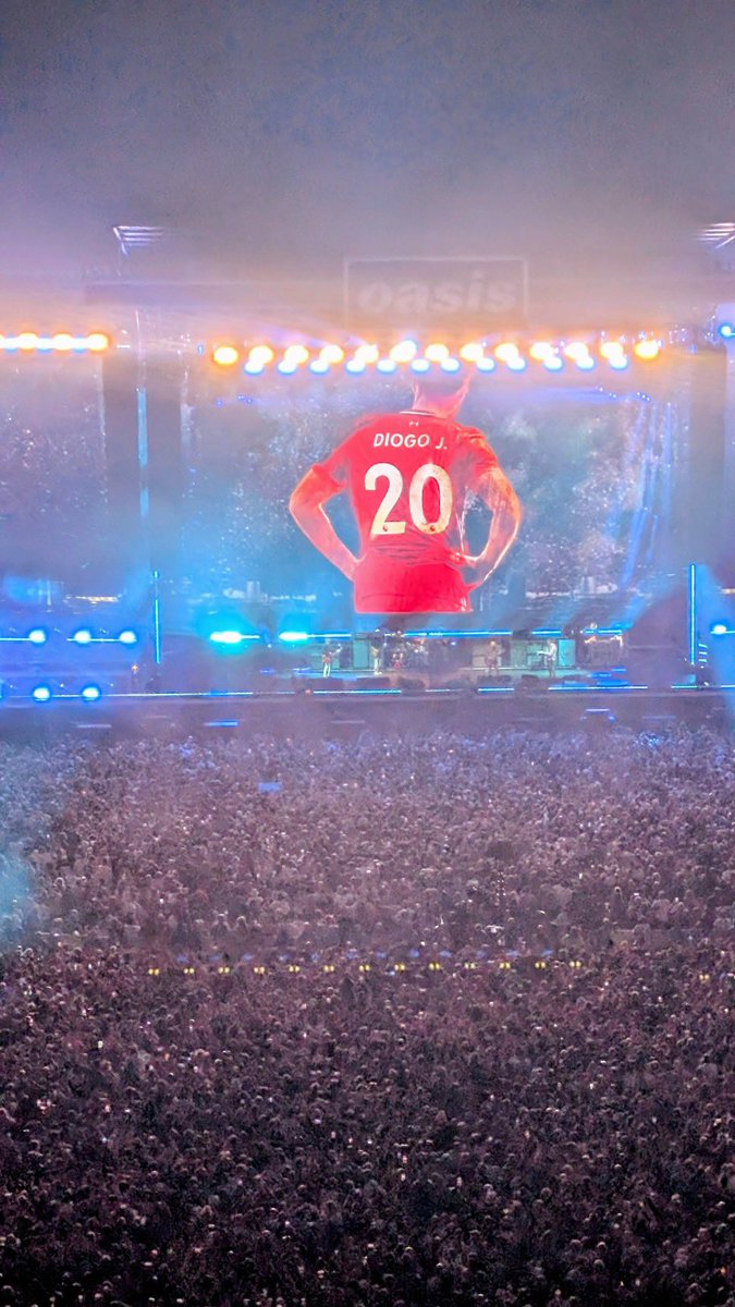 Oasis at the end of Live Forever 💔