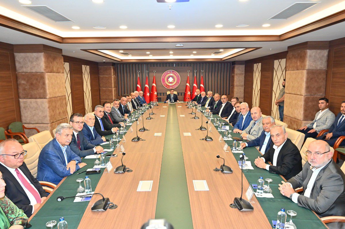 Cumhurbaşkanı Yardımcımız Sayın Cevdet Yılmaz’ın teşrifleriyle İstanbul Aydın Üniversitesi'nde yapılan Batı Düşünce Platformu toplantısına katılarak iktisadi, siyasi ve kültürel konulara ilişkin istişarelerde bulunduk.

Toplantının ülkemiz ve milletimiz için hayırlara vesile