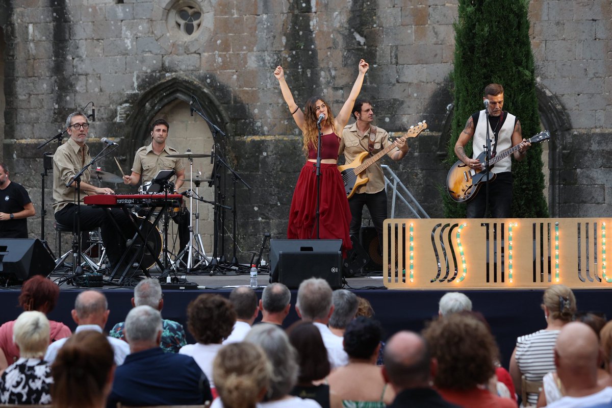 Festival ISTIU (@festival_istiu) on Twitter photo 🎤🎺 Soul, funk, r&b… <a href="/MarinaBBfaceTBR/">Marina BBface & TBR</a> van fer trontollar la Llotja de Castelló d’Empúries en aquest #istiu2025 🎤🎺 Soul, funk, r&b… <a href="/MarinaBBfaceTBR/">Marina BBface & TBR</a> van fer trontollar la Llotja de Castelló d’Empúries en aquest #istiu2025
