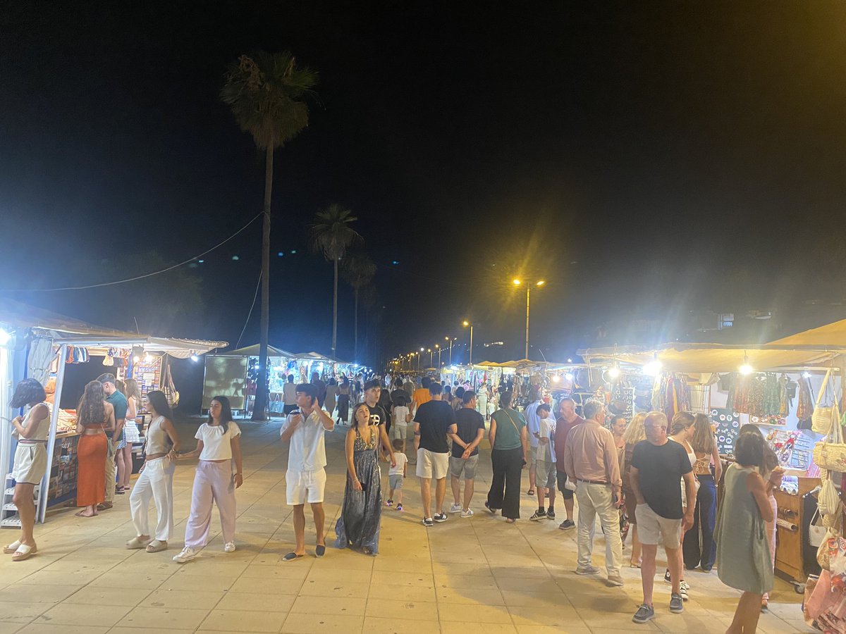 Aquí echando un ratito por el Mercadillo Nocturno de Conil, después de cenar en El Tebeito…😉👍🏽