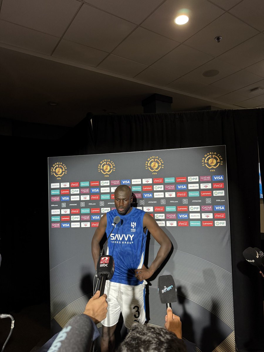 كوليبالي مدافع #الهلال:
الحكم يخطئ ولايسمح لنا بمناقشته، بل يمنحنا البطاقات عندما نناقشه.
في المقابل يتعامل بشكل مختلف مع منافسنا.