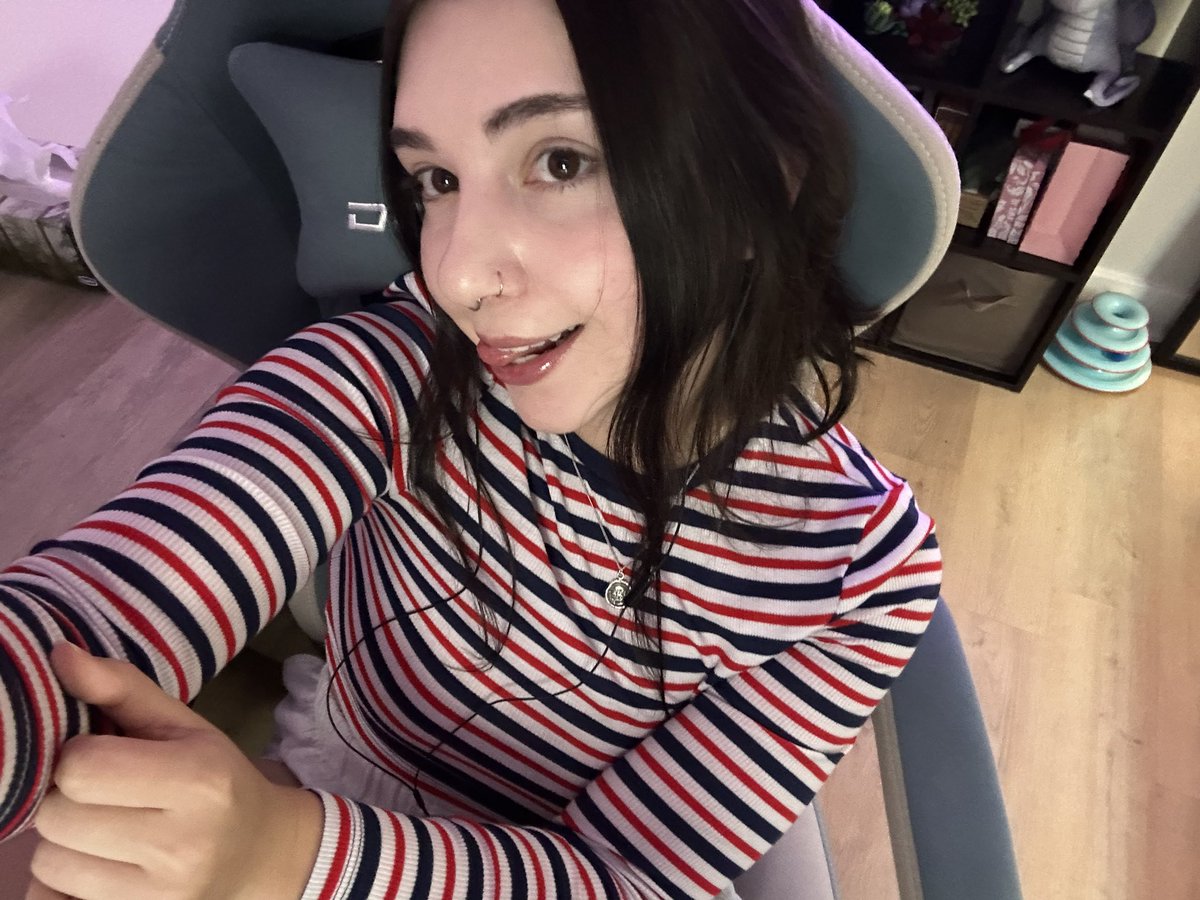 Canadian girl goes live wearing America colours cause 4th of July pull up 

twitch.tv/wyrmseverywhere