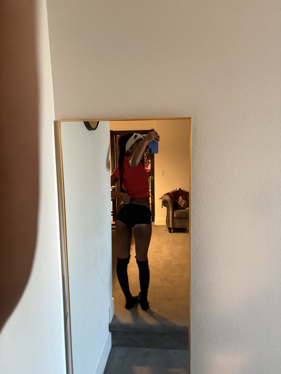 2kessi4's tweet photo. this heat isn’t just summer, it’s me 😼 https://t.co/aCqfUyIBxL