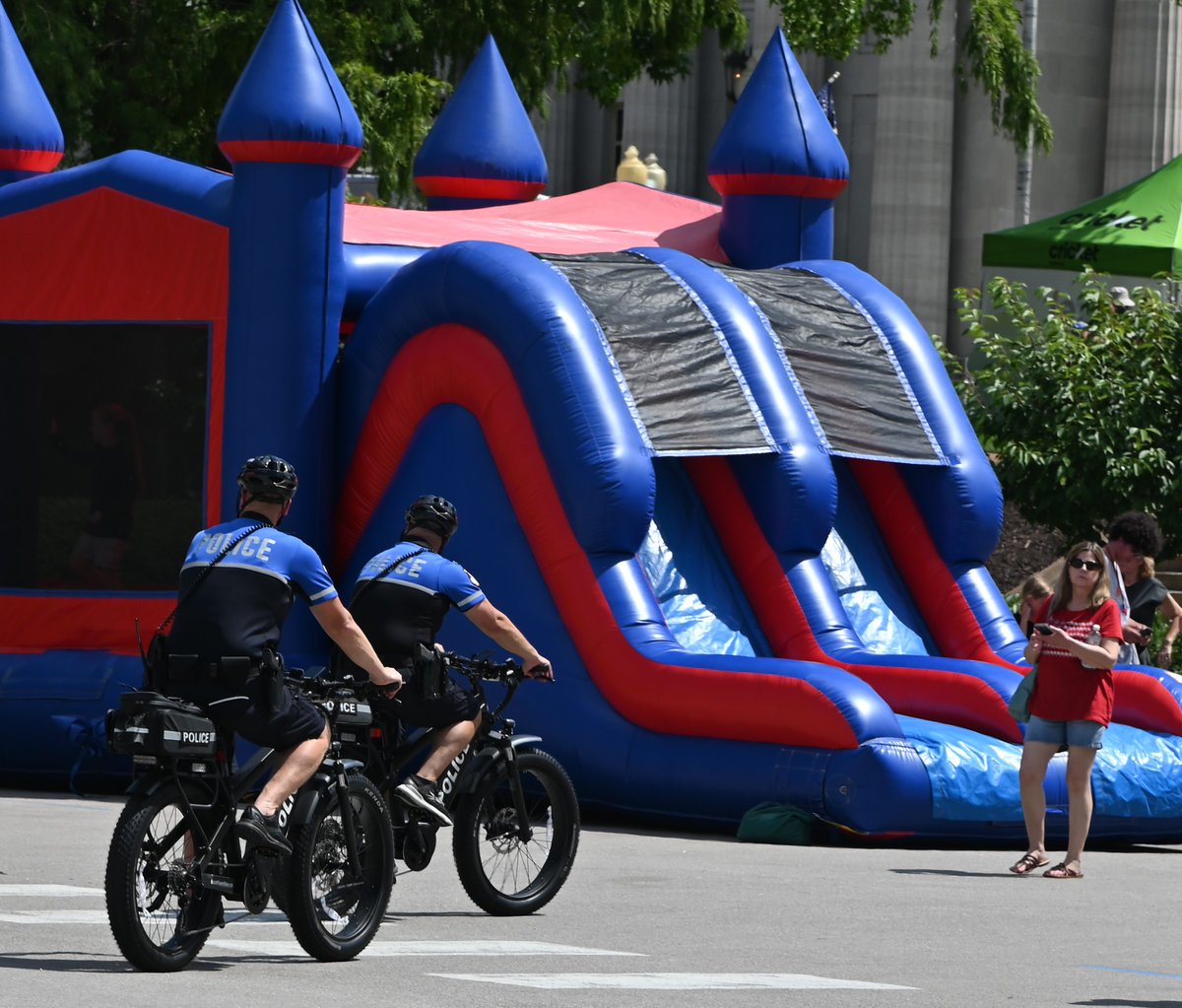 MoCapitolPolice's tweet photo. If it's July 4th, @MoCapitolPolice will be patrolling Salute to America. It's a tradition. This is Officer In Charge Sgt. Tracy Jamison's 21st Salute to America! He had some good advice for the 1st timers: Stay vigilant but make sure to enjoy the Fourth.
🇺🇸Happy Independence Day! https://t.co/syRqMF8Eqm