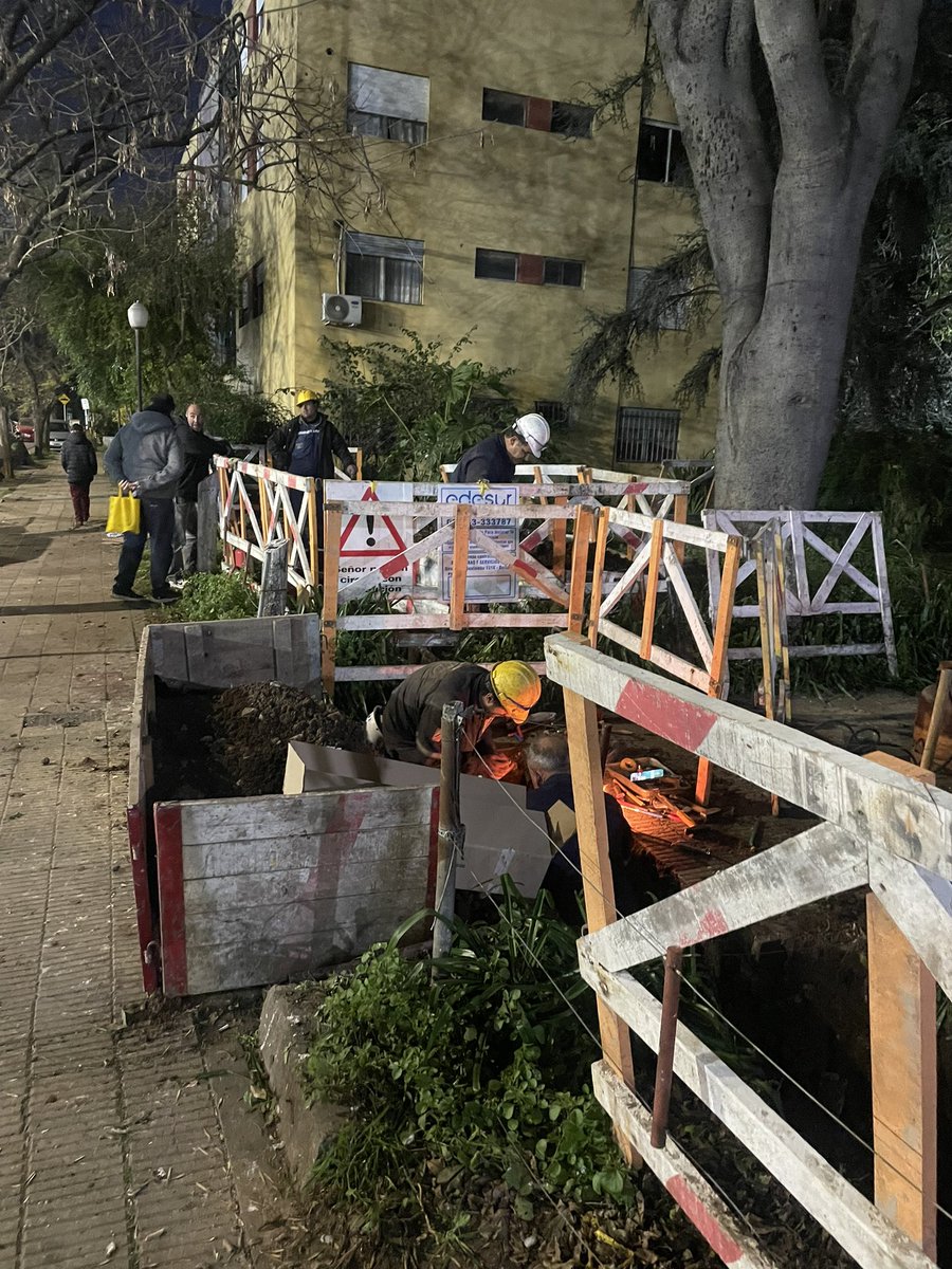 aldo23ok's tweet photo. @OficialEdesur Todos los años en mi barrio se corta la luz en verano/invierno por falta de inversión. Hay personas mayores, niños y pacientes que dependen del servicio. ¿Hasta cuándo vamos a seguir así? Exigimos una solución urgente.
Hagan las cosas bien no arreglos temporales https://t.co/KiLbnP9hGL