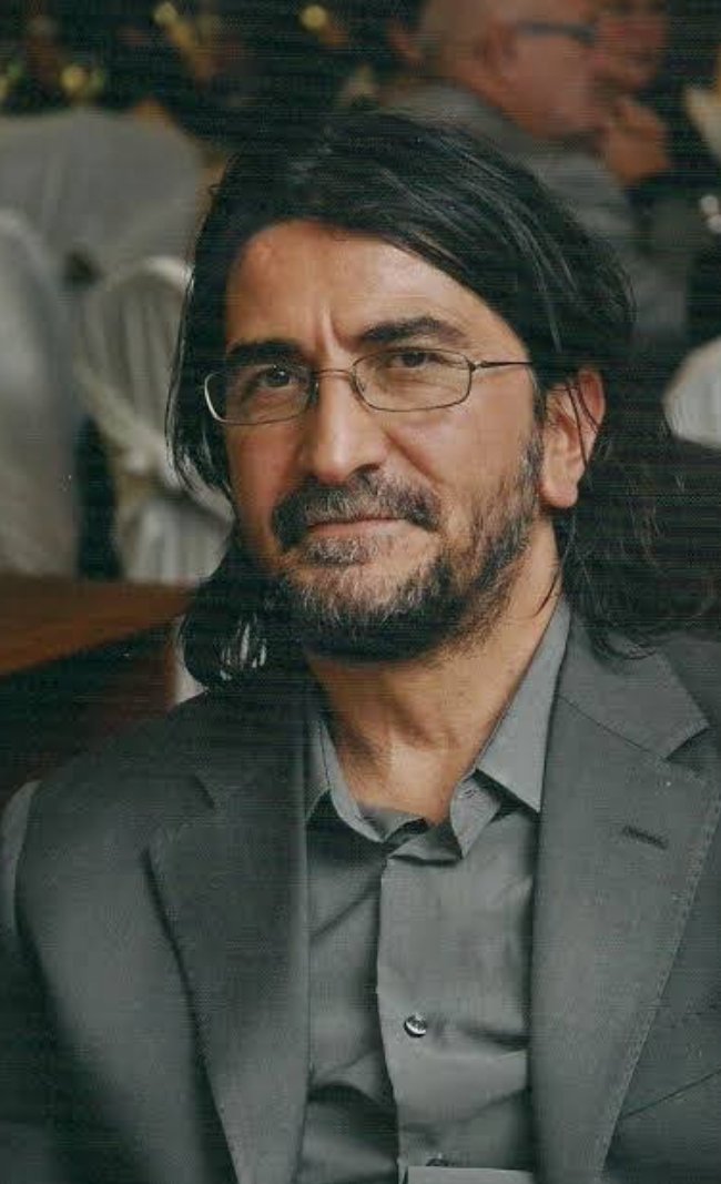 Merkez,medya patronu,holding, ve siyasi pozisyonlarla fonlanmayan kırmızı beyaz bir yazarı kaybetmenin üzüntüsü içinde. Rahmet olsun
#NihatGenç