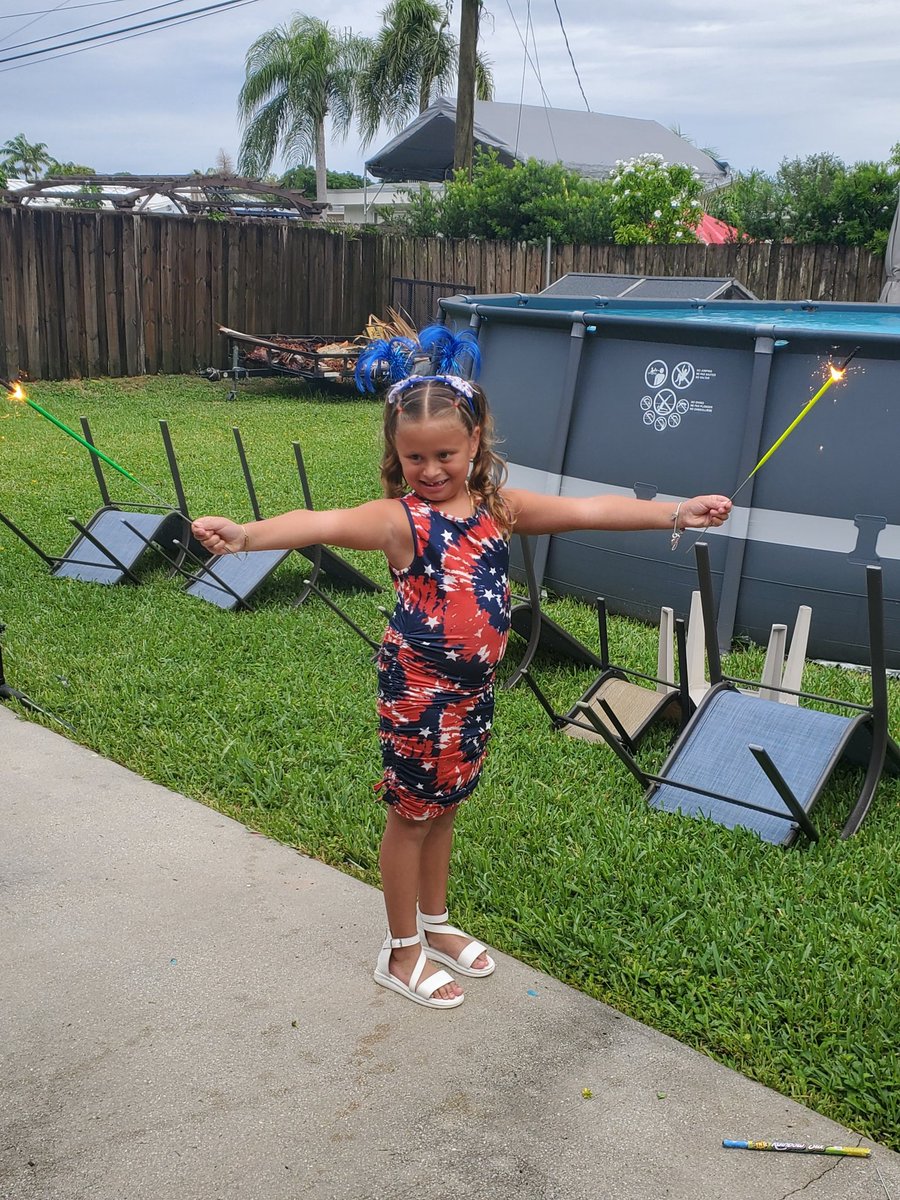 6daneA7's tweet photo. Happy 4th of July princess 🥰 fireworks 🎆 https://t.co/95nSZB70Gf