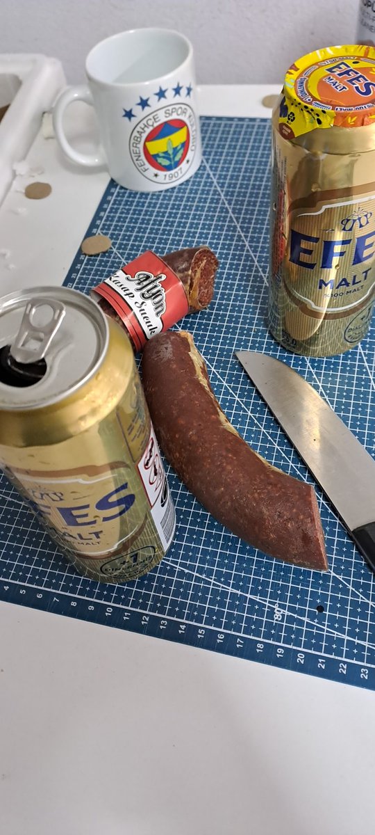 Kurutulmuş sucuk, bira ve sürmene bıçağı

Bu gece pompa var