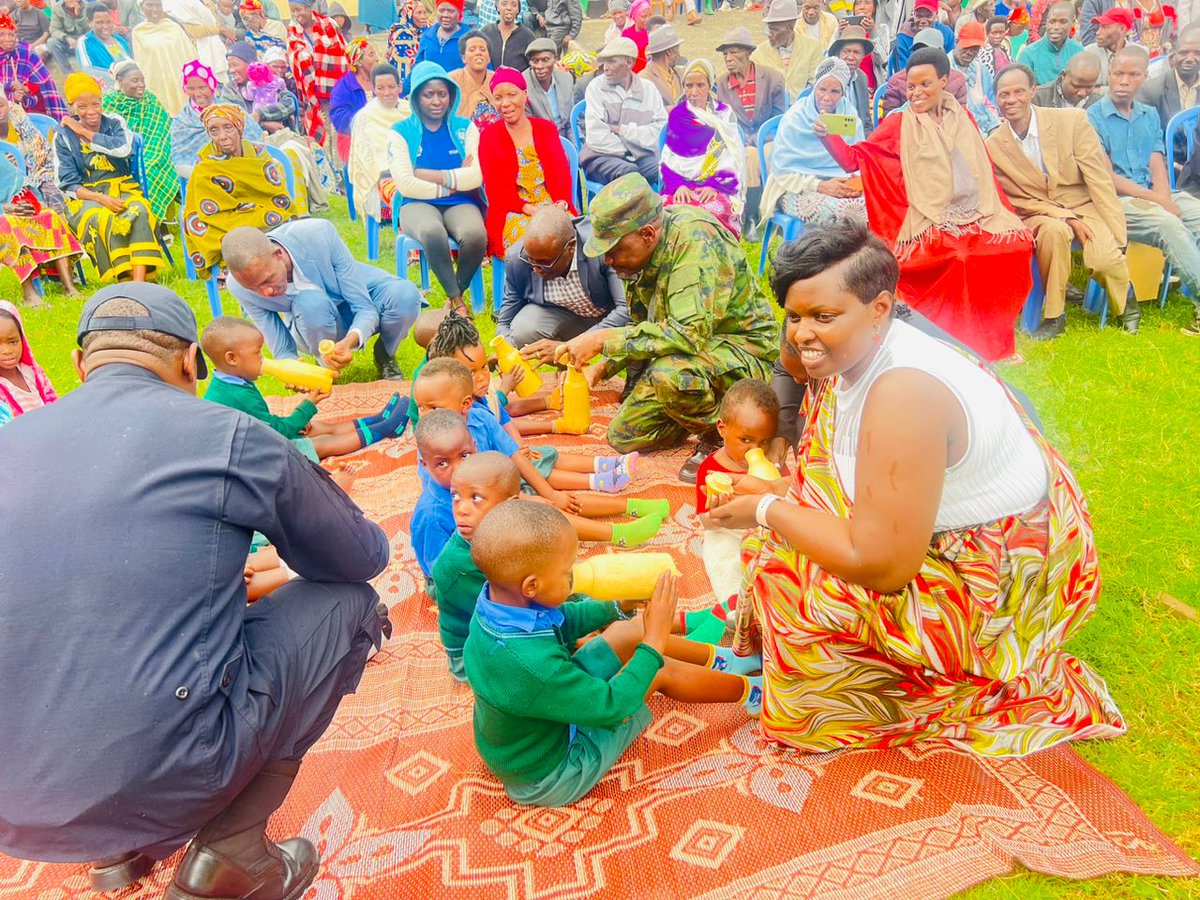 Mu kwizihiza #Kwibohora31, i Rubavu hatashywe Utugari , hatahwa amazu 130, hatangwa haniturwa inka 9 zose hamwe. Hatashywe Kandi ibiraro bibiri ndetse Mituweli yishyurirwa abatushoboye, abagore bahabwa igishoro cyo kubafasha kuzamura imirimo bakora.