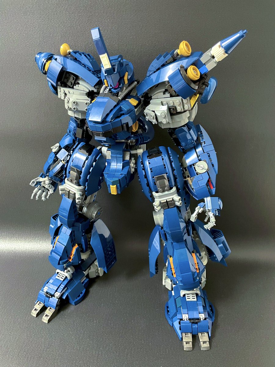 肩をガチムチに盛るなど。
if世界でアレックスのガトリングに負けないために！

強襲機らしい各所スラスターの組み込みがかなり難しい😱

#LEGO #MOC #レゴ #レゴロボ
#ケンプファー