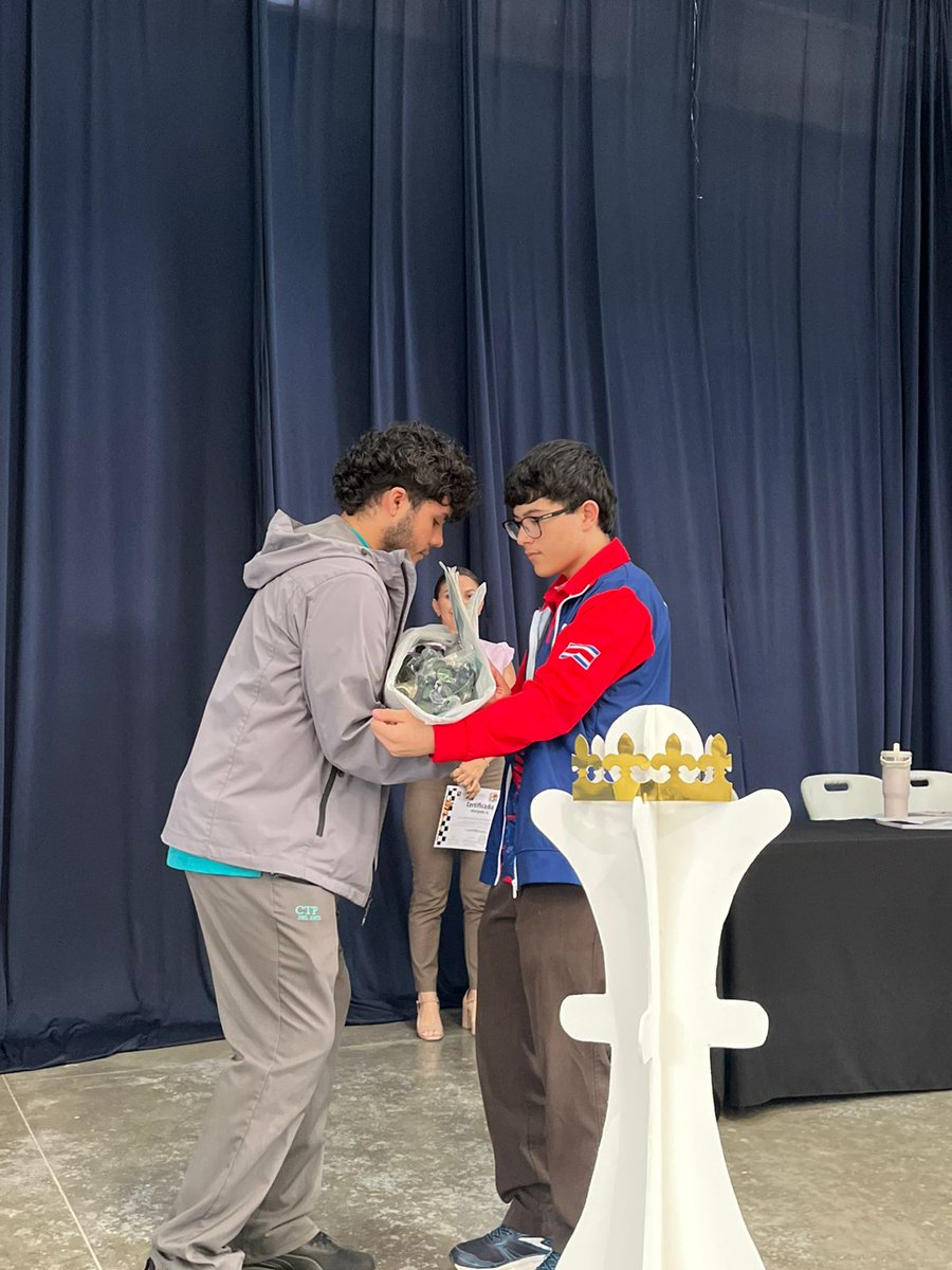 ♟✨ El día de ayer, las sonrisas y la estrategia fueron protagonistas en el Circuito 05 de Santo Domingo con la entrega oficial de juegos de ajedrez del proyecto The Gift of Chess.
Gracias al valioso apoyo de uno de los embajadores, Daniel Ramos, los atletas participantes en la