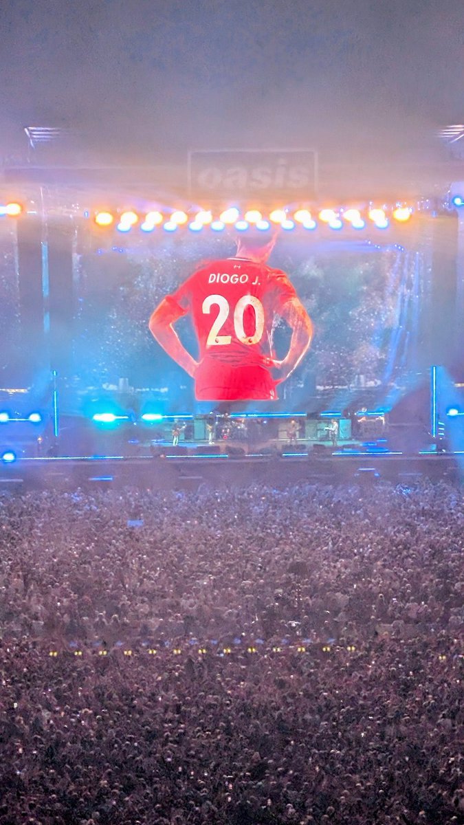 Oasis made their return to the stage tonight for the first time in decades and they paid tribute to Diogo Jota during ‘Live Forever’. ❤️