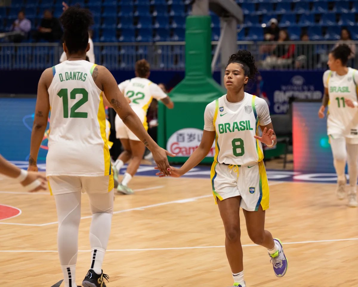 Bella Buckets com duas bolas de três pontos já no primeiro quarto! 👀🔥🇧🇷