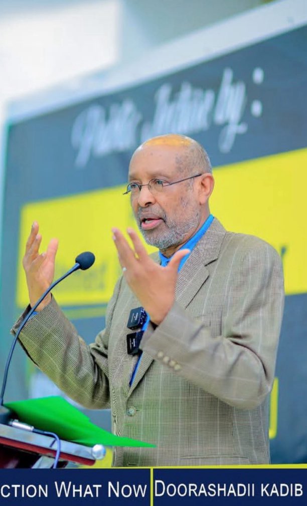 Awale11's tweet photo. Abdifatah kuma raacsani in Professor #Samatar uu si shaqsiyan ah u duro oday reer Awdal ah Mudane Abdillahi Dheere.
Professor Samatar hadii uu cid dhaleecaynayo ha ka bilaabo inadeerkii oo 74 jir ah, #Beyle,
Waa la wada og yahay waxa uu #Beyle ku sameeyay Professor Samatar, Professor ku wuu og yahay, aniguna waan ogahay.
Markaa Maalinta uu ninkaa publicly u cambaareeyo, dadkana u sheego waxa uu ninkaasi ku sameeyay, maalintaa ka dib buu Reer Awdal ka kale cambaarayn karaa. Hadii uu taa samayn waayo, xaq maaha in uu reer Awdal ka kale kabta la dul maro.
Hadii cid “ Dagaal Shaanshiyeed La Gashay Professor Samatar, Cidii Dagaal Shaanshiyeedka La Gashay Wuu Yaqaan Waana Inadeerkii, markaa Horta isaga ha ka soo bilaabo feedhka, ka dib intayada kale ha nagu xigsiiyo”
Anigu si Public ah baan u taageeray ururkiisii anigoo Xisbiga Wadani ku jira, oo waxa aan ogaa muhiimada uu lahaa ururkaa oo soo baxa”.
#Gadabuursi marka ay sida #Isaaqa runta isku sheegaan, ee kala gabashadu dhamaato iyo hoosta lugta la iska goynayo afkana la iskaga qoslayo, umada waxba la qaybsan maayaan.
Way bilaabantay bay reer xamarku odhan jireen.