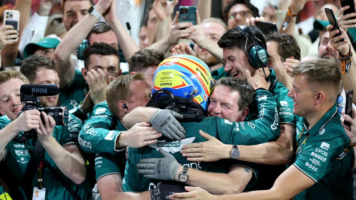 Por cierto, había gente que quería que Alonso fichase por Mercedes en 2025 por solo una mísera victoria o un puñado de podios. Aston Martin siempre fue su opción y donde apostaron por él. Hizo bien en quedarse.

Vaya bala esquivó Fernando. Daba igual lo bien que lo hiciese allí,