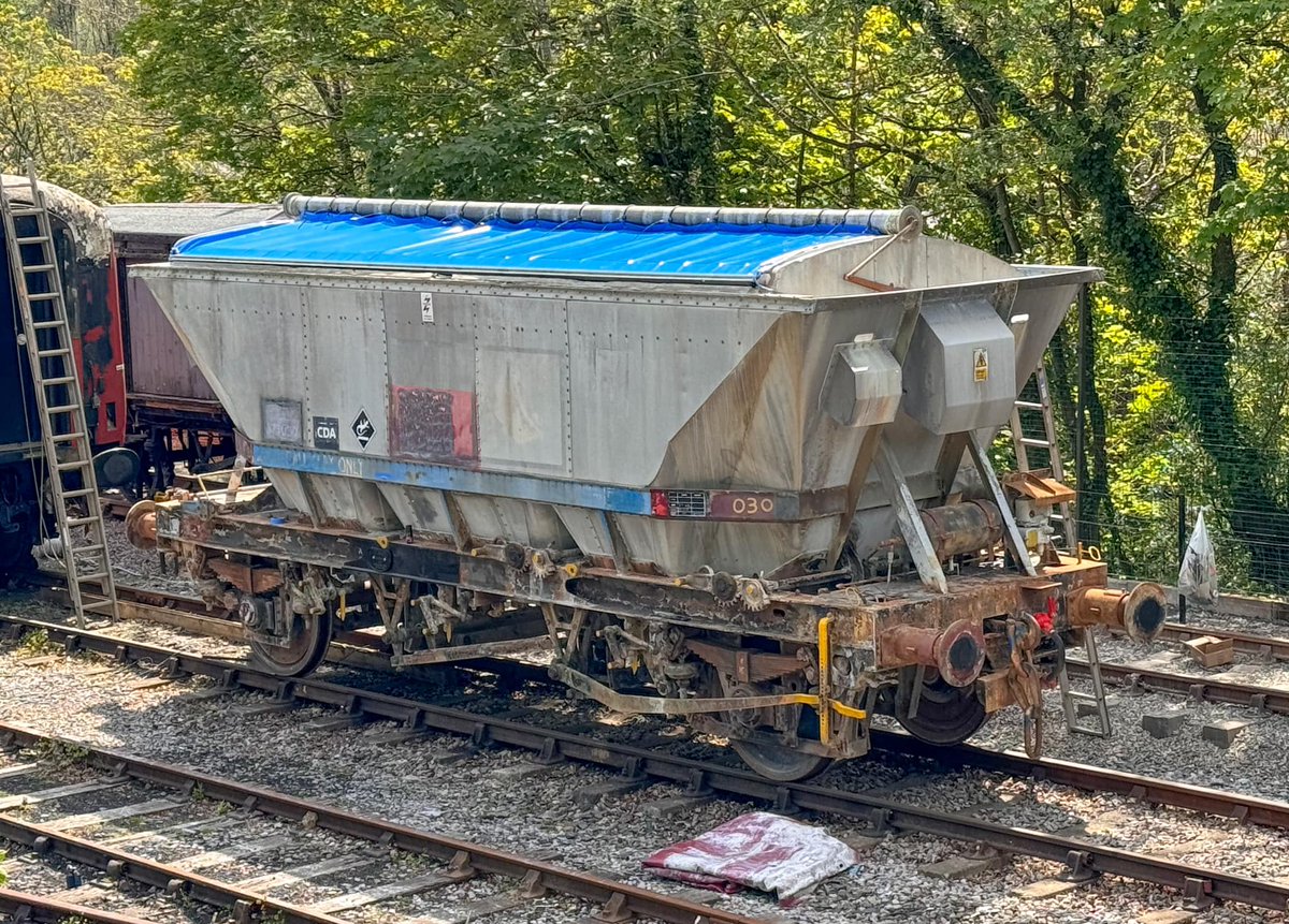 May 2024 saw the first sightings of ECC blue on the wagon. 

The first job was to replace the easysheet on the roof. We opted for a ECC blue sheet to replace the faded EWS era one. Not something you can see at eye ground level but it had to be done!! Paint followed shortly after!