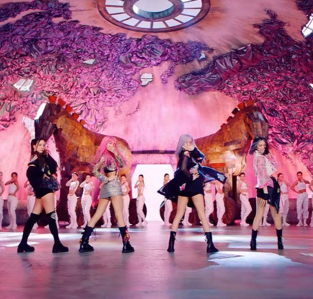 “APT.” (259 days) is now the 14th longest-charting song by a K-pop act in history on global Spotify, surpassing BLACKPINK’s “How You Like That” (257 days).