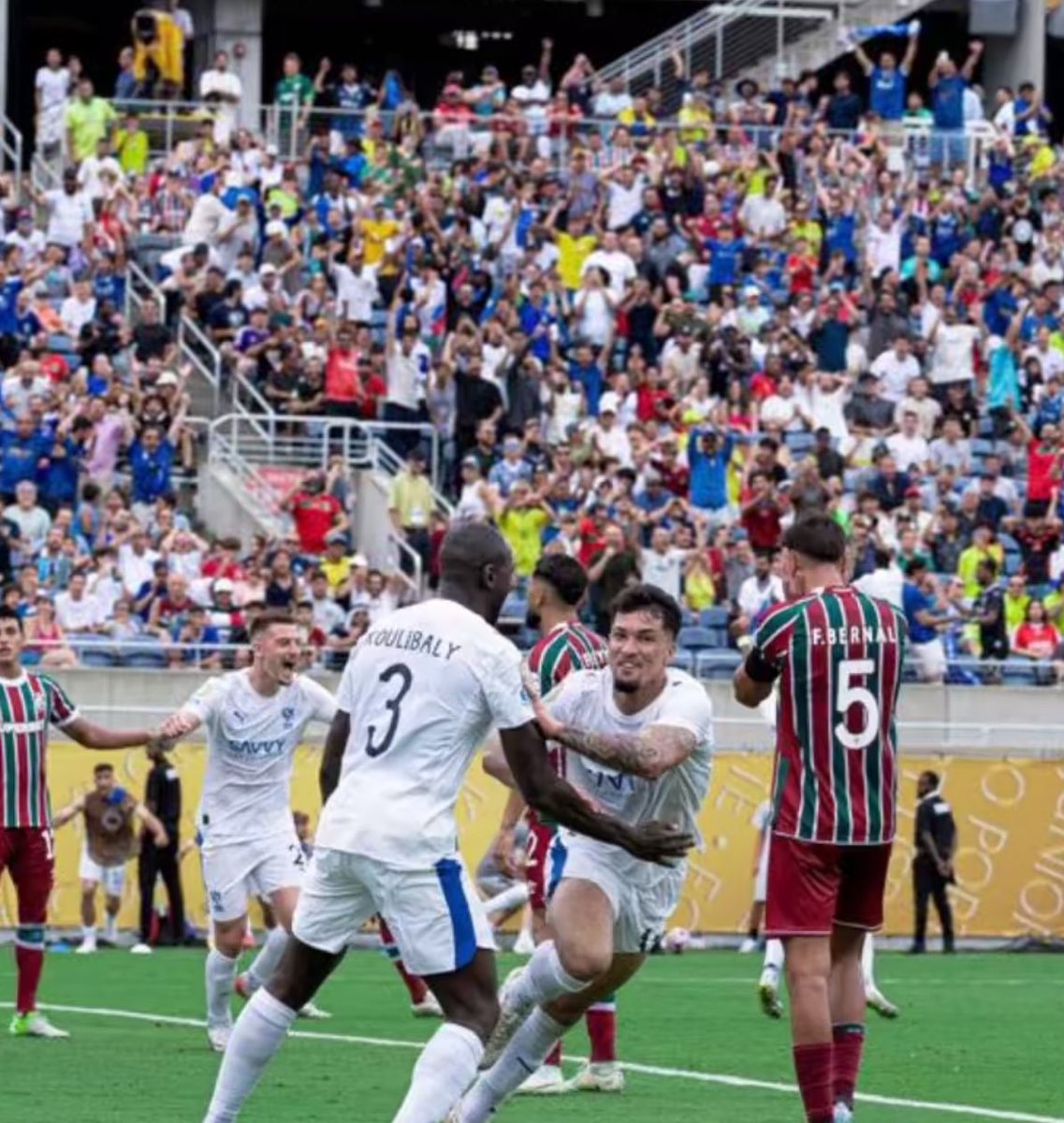 لن ننسى ان #الهلال ذهب وحيدا وبدون دعم و تحامل على الظروف و الإصابات و تساقط نجومه واحداً تلو الآخر .. وحقق ما عجز عنه الآخرون بعد تساقط أوراق الشجر الآسيوية و العربية و الأفريقية، ما هذا الكبرياء يازعيم 💙🇸🇦💪 #الهلال_فلوميننسي