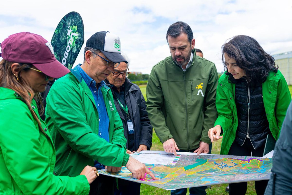 Secretaría de Ambiente (@ambientebogota) on Twitter photo 🌳Bogotá refuerza la restauración ecológica con la siembra de 600 árboles en la Reserva Thomas van der Hammen.
<a href="/Ambientebogota/">Secretaría de Ambiente</a>, en cabeza del alcalde <a href="/CarlosFGalan/">Carlos F. Galán</a>, avanza en la recuperación de esta reserva con la plantación de 600 árboles y arbustos nativos en un predio de la 🌳Bogotá refuerza la restauración ecológica con la siembra de 600 árboles en la Reserva Thomas van der Hammen.
<a href="/Ambientebogota/">Secretaría de Ambiente</a>, en cabeza del alcalde <a href="/CarlosFGalan/">Carlos F. Galán</a>, avanza en la recuperación de esta reserva con la plantación de 600 árboles y arbustos nativos en un predio de la