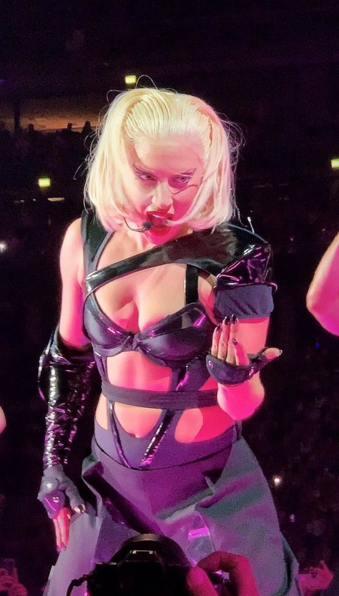 11 MORE DAYS TILL WE SEE HER ON TOUR AGAIN