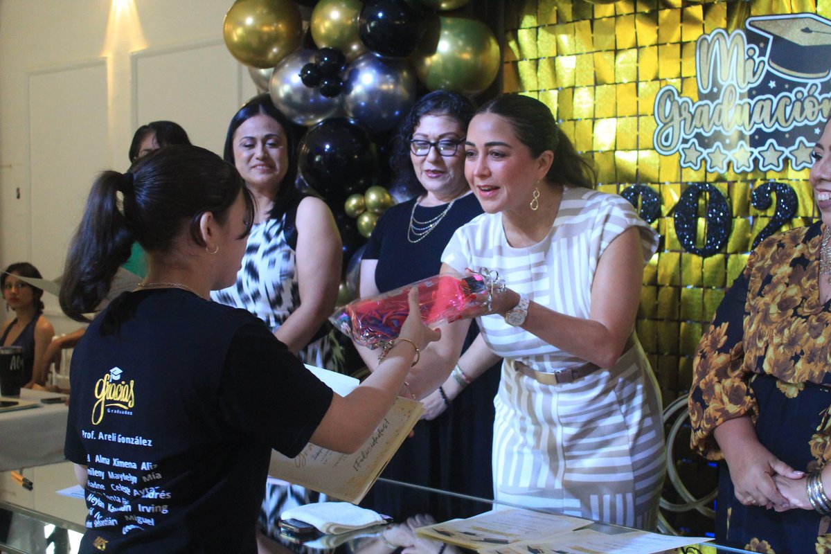 ✨ Hoy mi corazón se llenó de alegría al compartir un momento muy especial con las niñas y niños de la Esc. Prim. Tratados de la Martinica, quienes celebraron su graduación con entusiasmo y esperanza.

Gracias a la Dir. Guadalupe Victoriano Escobar por invitarme como su madrina,