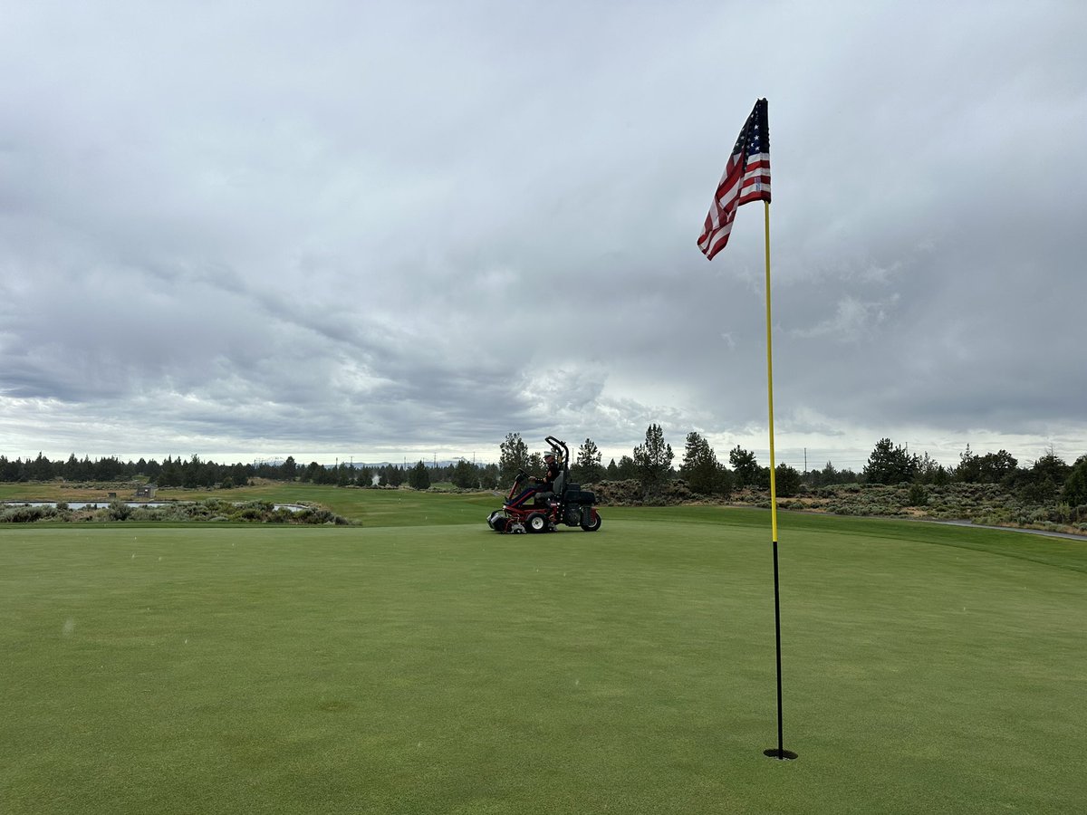 Cfigueroa1105's tweet photo. Rainy start to our great nations Independence Day. My mechanic served in the Marines and brought out his blues to mow green today 💪🏽 Have a safe day yall! #GodBlessAmerica https://t.co/qmDTTWHtzM