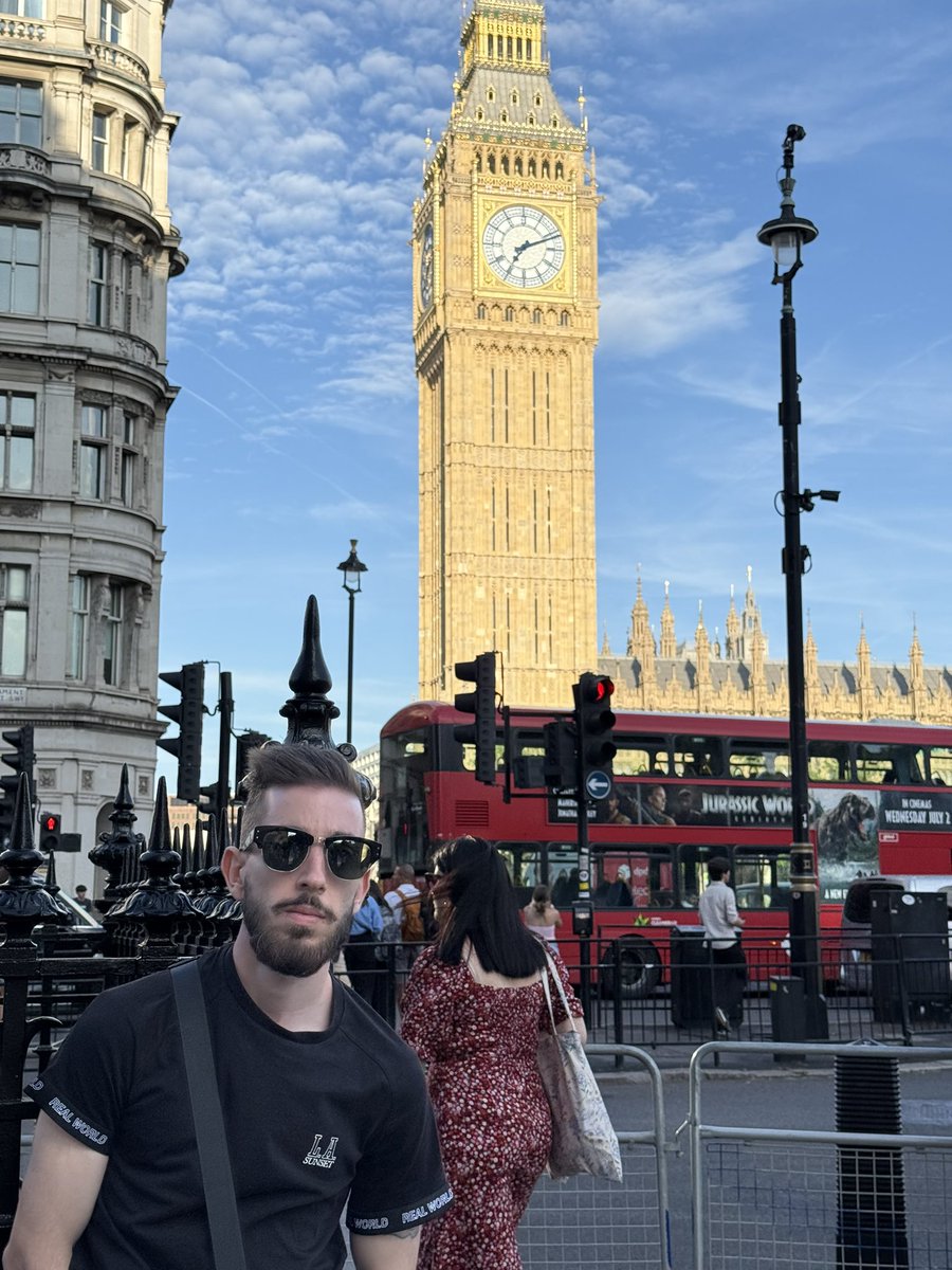 Alguien sabría quitarme a la chica de atrás?