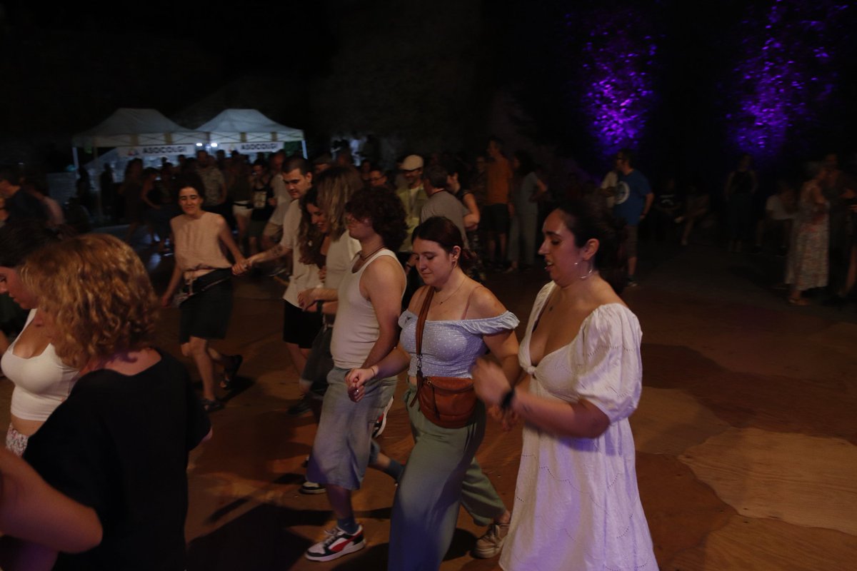 undariusfest's tweet photo. I acabem la nit de divendres amb "Verd e blu" de la Gasconha a Occitània. #FestivalUndarius2025 https://t.co/k0Hu7FkrAH