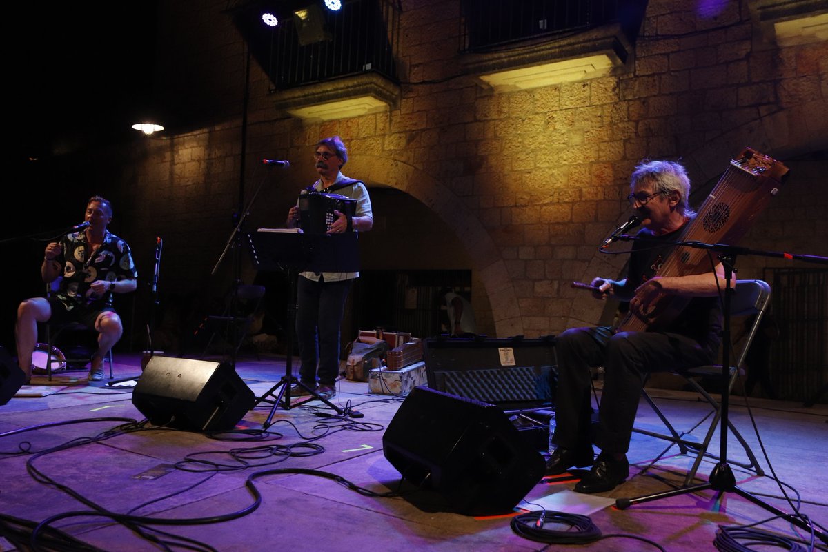 undariusfest's tweet photo. I acabem la nit de divendres amb "Verd e blu" de la Gasconha a Occitània. #FestivalUndarius2025 https://t.co/k0Hu7FkrAH