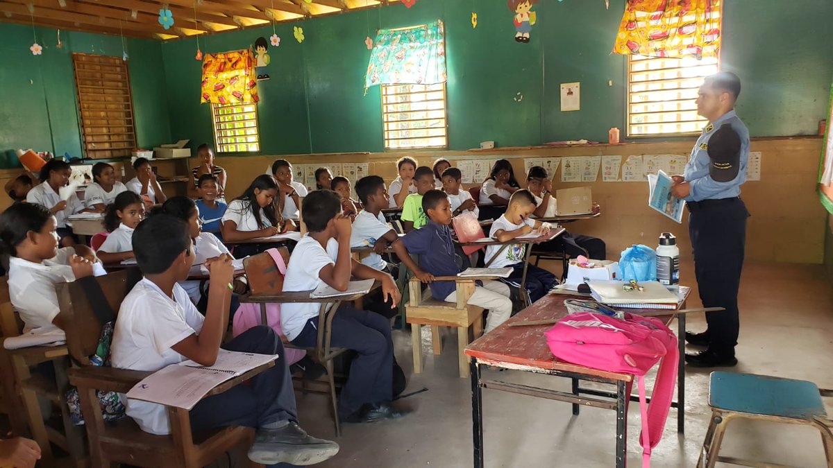 Udep09's tweet photo. #POSITIVO
COMPROMETIDOS EN EL DESEMPEÑO DE SUS LABORES, AGENTES DE LA UDEP-09 LLEVAN A CABO UNA SERIE DE CAPACITACIONES EN EL CENTRO EDUCATIVO, ESCUELA RURAL MIXTA, SLILMA LILA EN PUERTO LEMPIRA. https://t.co/busa2SUI5C