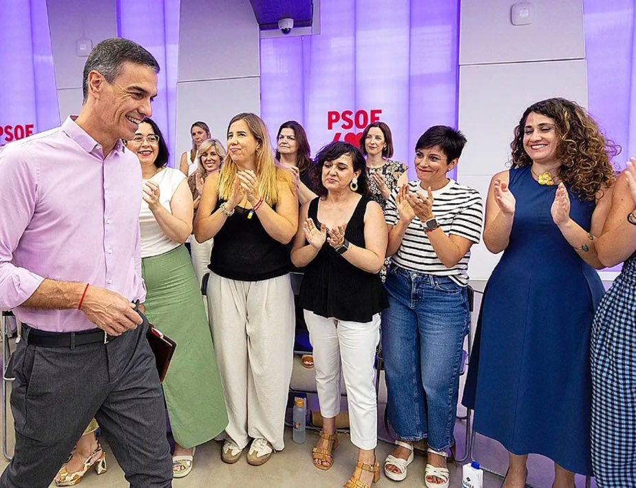 Sánchez se ha organizado un acto sólo con mujeres para que le aplaudan como a un dios griego y lo ha llamado “feminismo”.