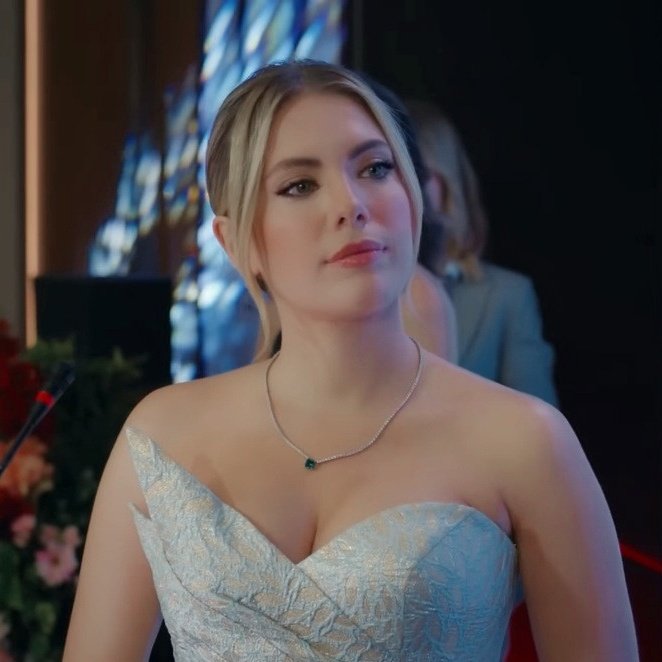 Madre Yildiz sirviendo en los martin fierro turco. 

YILDIZ SE TE REZA #PasionProhibida