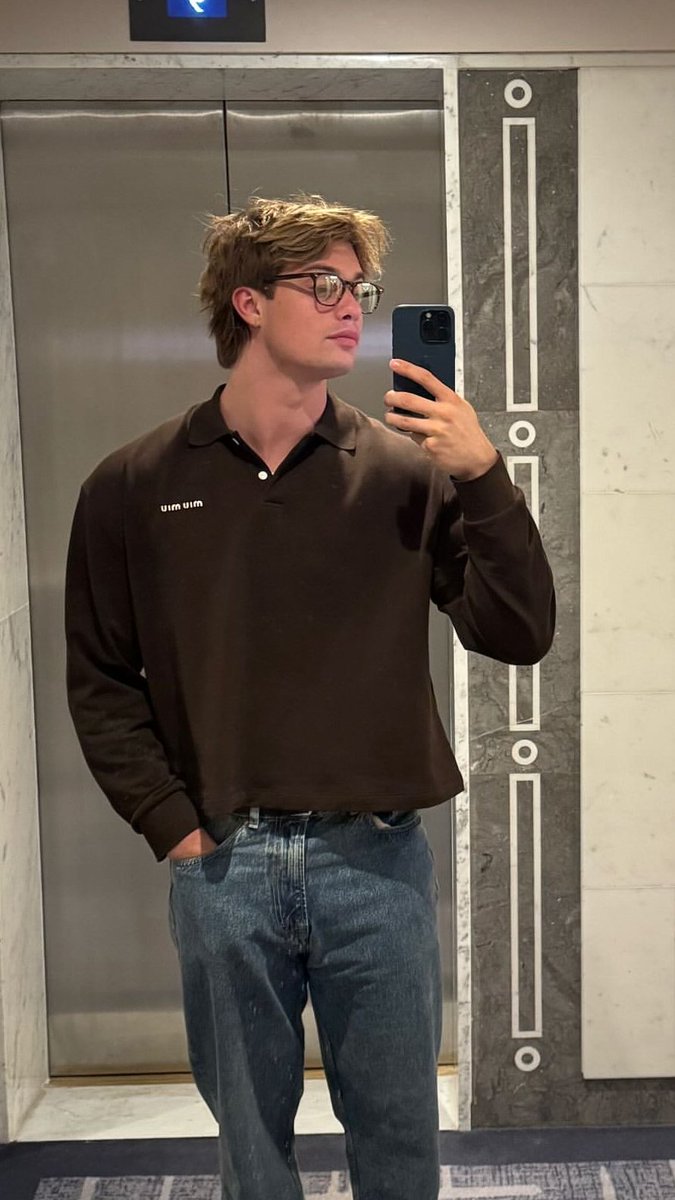 It feels like past Hen, on the outside very well put together, but the jaw clench, full of anxiety &amp; fears on the inside about how the world might see through VS future Hen, standing tall &amp; full of confidence, also casual clothes + messy hair, finally comfortable in his skin 🥹