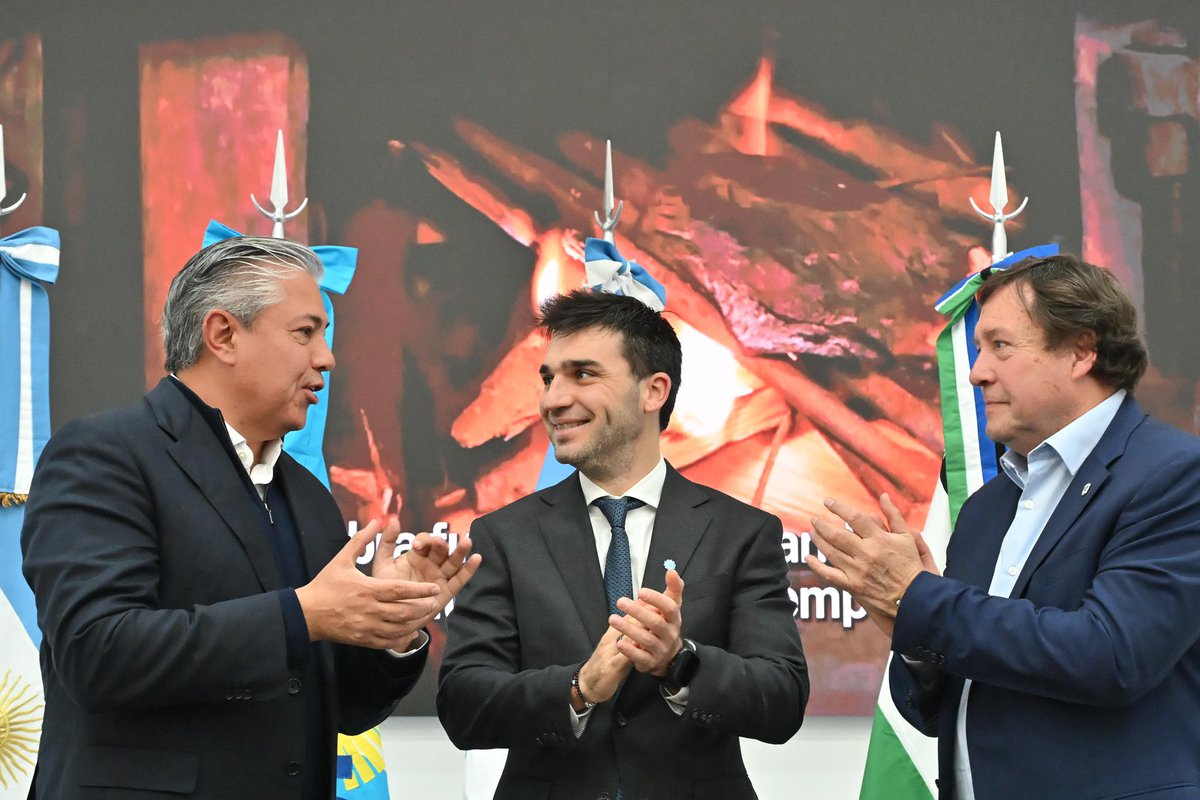 Los gobernadores de Chubut, Río Negro y Neuquén firmaron un acuerdo histórico para ampliar el Gasoducto Cordillerano.

Con fondos propios, decisión política y una prioridad clara: nuestra gente.

✅ Una inversión de 50 millones de dólares 
🏠 12.000 hogares conectados
📍25