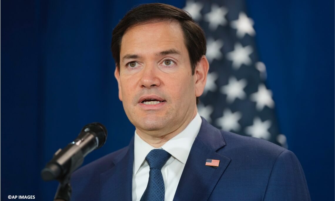 Conozcan a Marco Rubio, el pequeño cubanito que:
1-Odia a los colombianos.
2-Odia a los latinos.
3-Es el ideólogo de las deportaciones en EEUU.
4-Es testaferro del Narco Uribismo.
5-Se cree de "raza Aria" pero sus padres eran inmigrantes cubanos.
6-Es enemigo de Latinoamérica.
