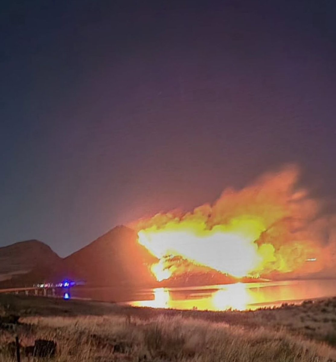 #Badajoz | Activo un incendio forestal en Esparragosa de Lares en el Cerro de Masatrigo.
Actuando medios de #PlanINFOEX.
