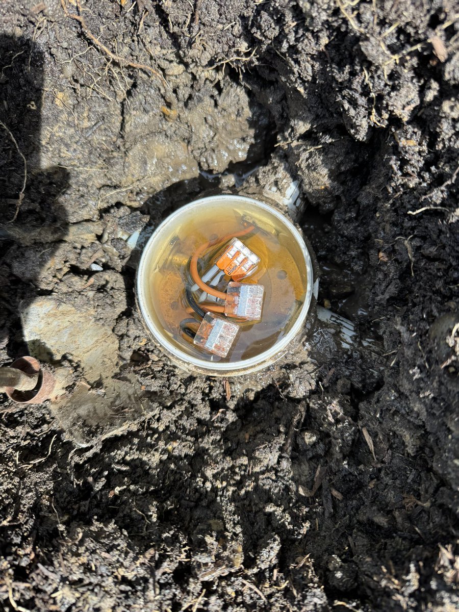 FutureGhost_Boo's tweet image. The garden lighting isn’t working, think I’ve found the problem. @Clinton_Elec