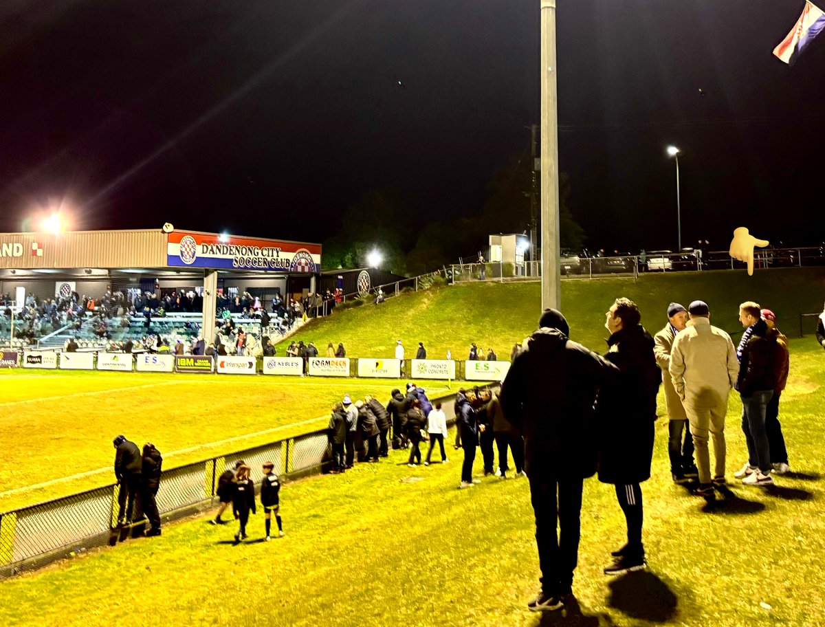 🇸🇮 women’s NT coach <a href="/KolmanSasa/">Sasa Kolman</a> was also at yesterday’s #NPLMVIC match wearing his @SMFC scarf!

Sasa has done an excellent job with the 🇸🇮 NT team, &amp; I felt they were very unlucky not to beat the #Matildas, especially in the second match.

IMO, he’s definitely a coach the former