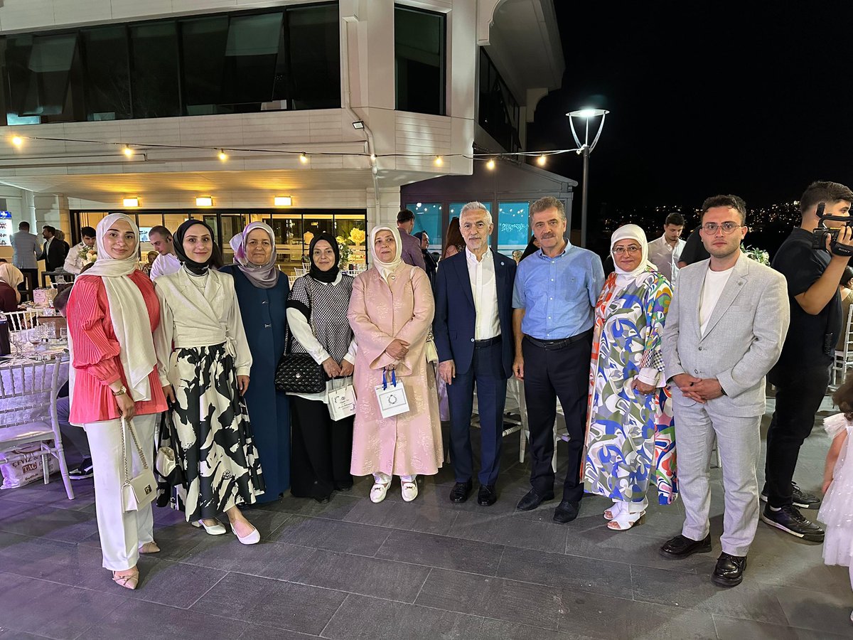 Değerli büyüğümüz Güleser Topuz ablamızın kızı Dr.Nuseybe Nur ile Dr.Mo’nes Mohammad kardeşimizin nişan akitlerine şahit olduk.
Allah devamına erdirsin.
Gençlerimizi tebrik ediyor ömür boyu mutluluklar diliyorum .