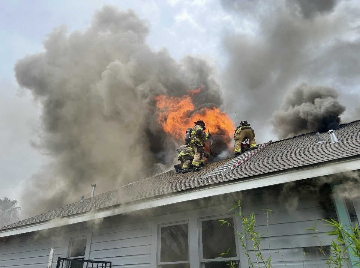 FirefightersHOU's tweet image. Houston firefighters at work: A house fire at Decatur and Silver. D6, D8, E1, E6, E7, E8, E9, L7 and
TW6 responding.
