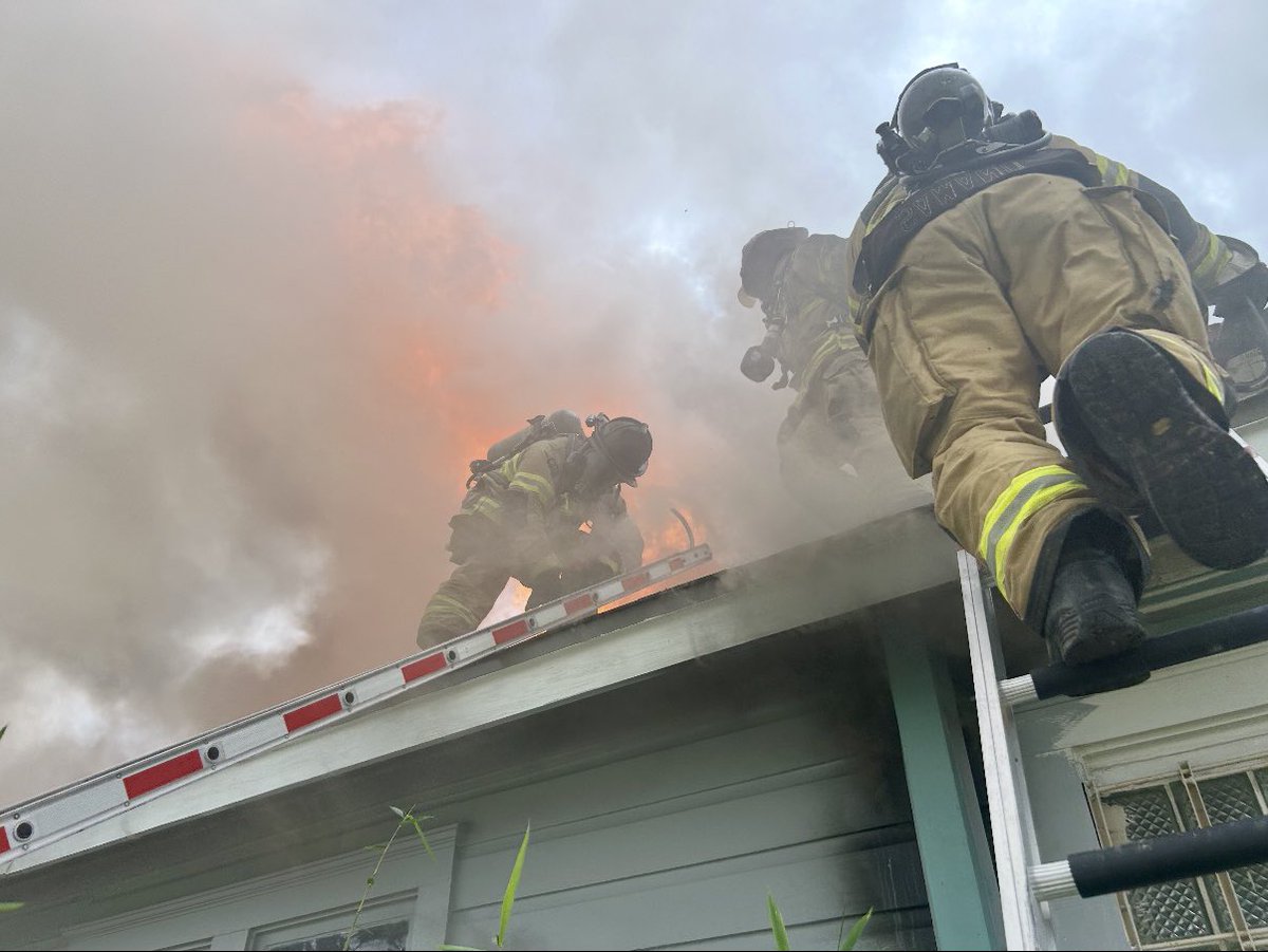 FirefightersHOU's tweet image. Houston firefighters at work: A house fire at Decatur and Silver. D6, D8, E1, E6, E7, E8, E9, L7 and
TW6 responding.
