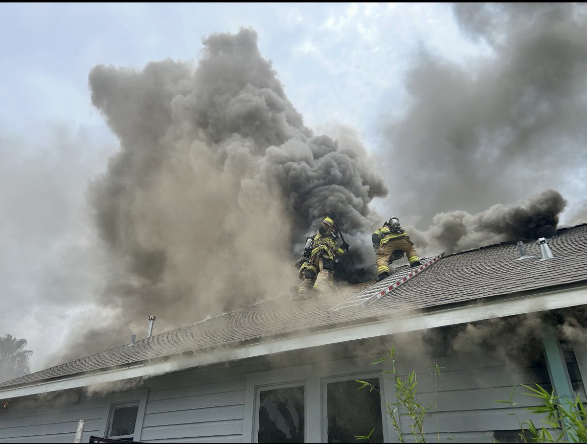 FirefightersHOU's tweet image. Houston firefighters at work: A house fire at Decatur and Silver. D6, D8, E1, E6, E7, E8, E9, L7 and
TW6 responding.