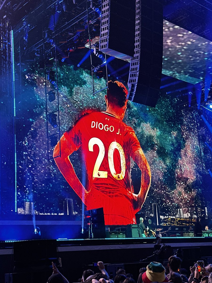 Connochie7's tweet image. First time I’ve cried at a gig… “He’a gonna live forever” 2️⃣0️⃣🙌🏻❤️❤️” my favourite LFC player man. #Oasis #TouchOfClass