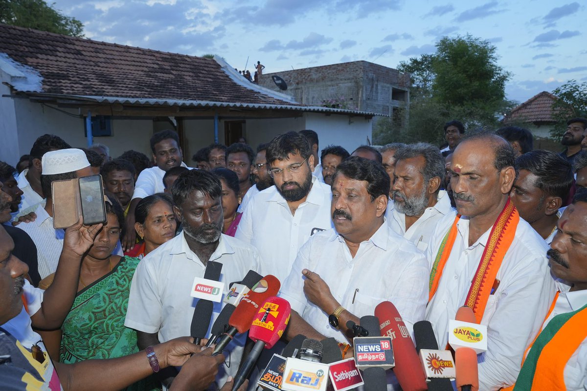 சிவகங்கை மாவட்டம், சிங்கம்புணரியில் உள்ள ஜெஸ்ரில் என்ற தனியார் பள்ளியில் இரண்டாம் வகுப்பு படித்த 7 வயது மாணவன், அஸ்வந்த் சில நாட்களுக்கு முன்பு மர்மமான முறையில் உயிரிழந்தார். 

இந்நிலையில் இன்று, மாணவனின் பெற்றோர் பாலமுருகன் - அழகு மீனா ஆகியோரை சந்தித்து அஸ்வந்த் மறைவுக்கு ஆறுதல்