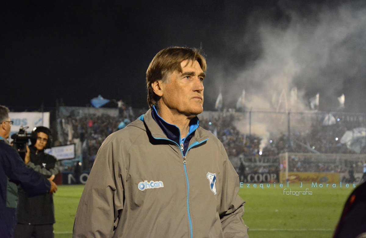 📆 Hoy cumple 77 años Ricardo Rezza, protagonista de nuestros días más felices. Durante su conducción en el “Gasolero” consiguió dos ascensos consecutivos y el retorno a la máxima categoría, luego de 27 años.

✍🏻 “𝑺𝒊𝒆𝒎𝒑𝒓𝒆 𝒔𝒆 𝒑𝒖𝒆𝒅𝒆 𝒎á𝒔”. 

¡Felicidades, maestro! 🩵