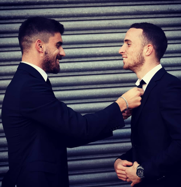 Anfieldbr's tweet photo. Ruben Neves também postou uma homenagem à Diogo Jota no instagram e é bem emocionante:

"Bicho, onde quer que você esteja, eu sei que você vai ler isso. A gente nunca foi dessas frescuras, e talvez agora eu me arrependa um pouco, mas você sabe o que significa pra mim, tanto quanto eu sei o que sou pra você. Mais do que uma amizade, somos família, e não vamos deixar de ser só porque agora você decidiu assinar um contrato um pouquinho mais longe da gente! Quando eu for pra seleção, você vai continuar ao meu lado na mesa de jantar, no ônibus, no avião... você vai estar sempre lá comigo, como de costume. Vamos continuar rindo, fazendo planos, compartilhando a nossa vida um com o outro. Vou fazer questão que você esteja sempre presente e vou garantir que nunca falte nada para os seus enquanto você estiver aí, longe, mas pensando na gente, esperando por nós. A vida nos juntou e agora não pode nos separar. Conquistamos coisas muito bonitas juntos, e temos ainda muito a conquistar, eu sei que vamos conseguir. A partir de hoje, você entrará em campo comigo, e seguiremos o nosso caminho juntos, no palco onde nos conhecemos.

Diogoal, você é o meu chupa limão favorito!!

Amo você 🤍"