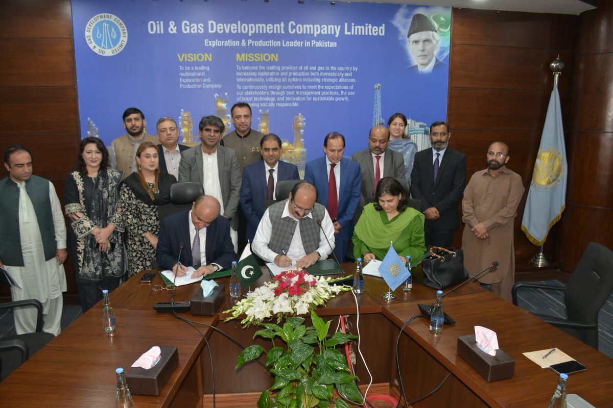 ogdclofficial's tweet image. OGDCL has signed an MoU with the Prime Minister’s Youth Program (#PMYP) and the National Vocational and Technical Training Commission (#NAVTTC) to launch collaborative efforts for #YouthEmpowerment across Pakistan. The collaboration was framed under #OGDCL’s #CSR program.