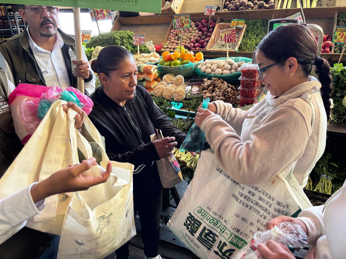 LaPatriaMx's tweet image. ¡Adiós al plástico! Intercambia GEM más de 3 mil bolsas de tela en la Central de Abasto de Ecatepec

🌎 lapatria.mx/adios-al-plast…

Una bolsa tarda hasta 500 años en degradarse. ¡Hoy damos un paso firme hacia un #EdoMéxSostenible!
#MedioAmbiente #SinPlásticos #Ecatepec #GobEdoMéx