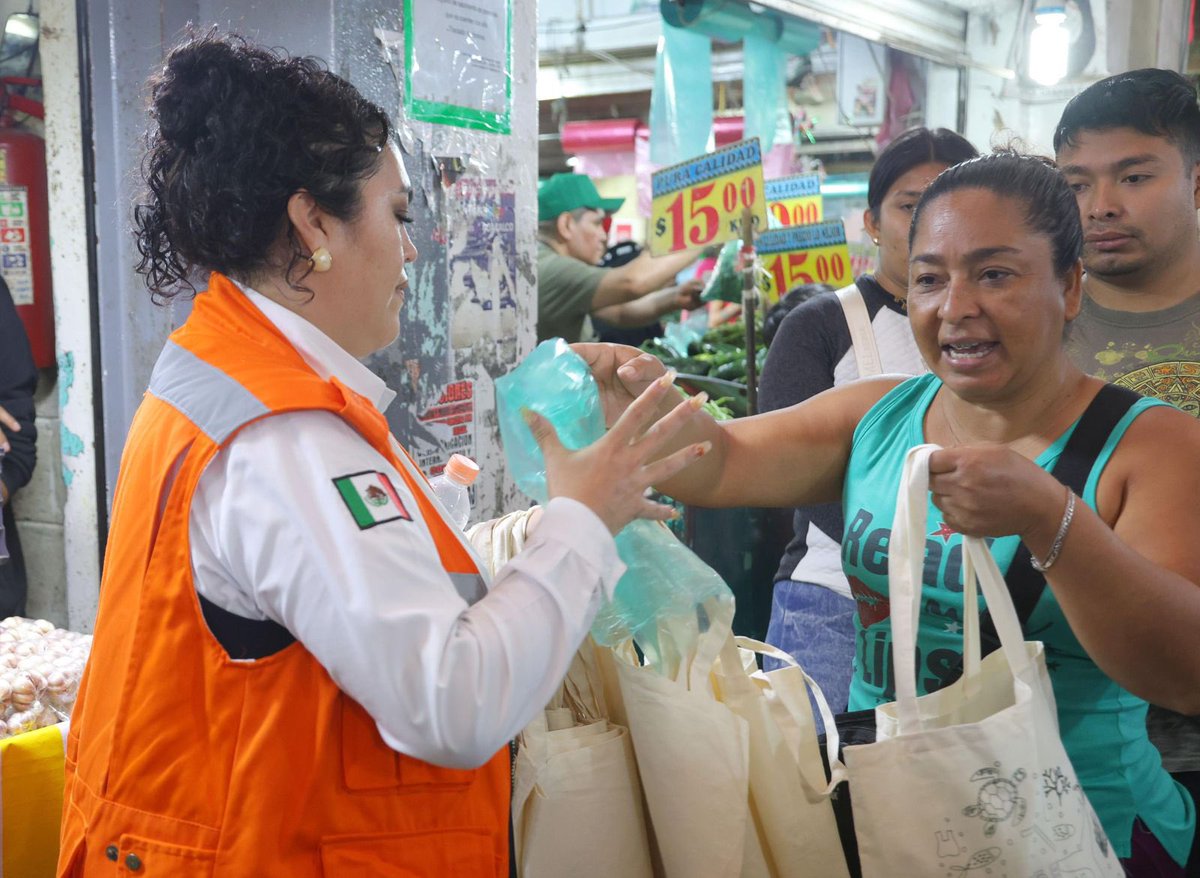 LaPatriaMx's tweet image. ¡Adiós al plástico! Intercambia GEM más de 3 mil bolsas de tela en la Central de Abasto de Ecatepec

🌎 lapatria.mx/adios-al-plast…

Una bolsa tarda hasta 500 años en degradarse. ¡Hoy damos un paso firme hacia un #EdoMéxSostenible!
#MedioAmbiente #SinPlásticos #Ecatepec #GobEdoMéx